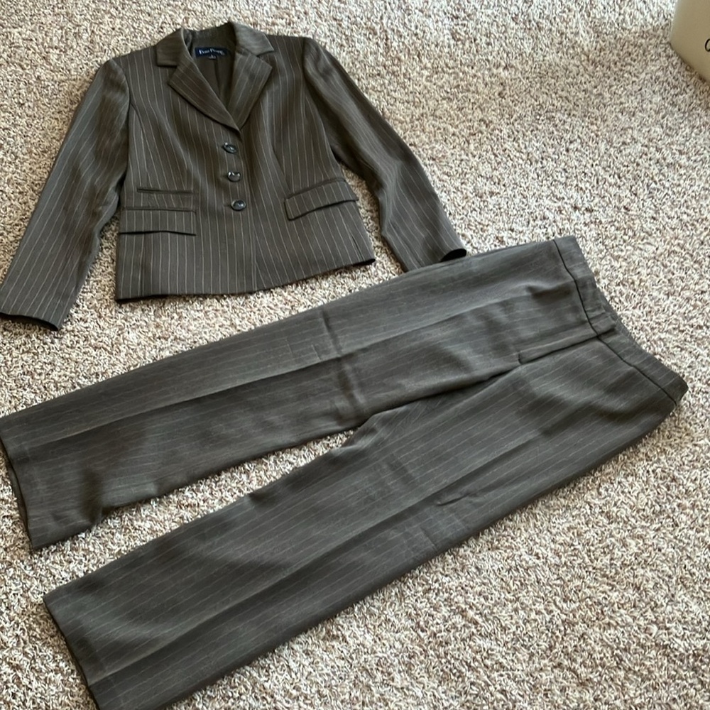 Evan picone brown pin stripe suit size 6
